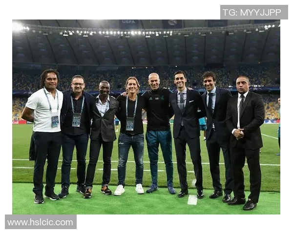 足球明星齐聚一堂共庆盛典精彩瞬间尽在此图中展现无遗